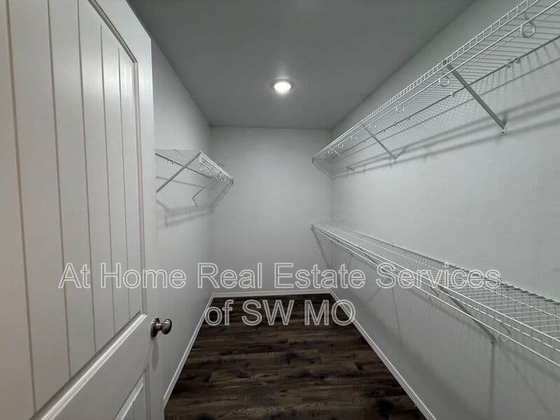 Springfield House: 3904 W Linwood