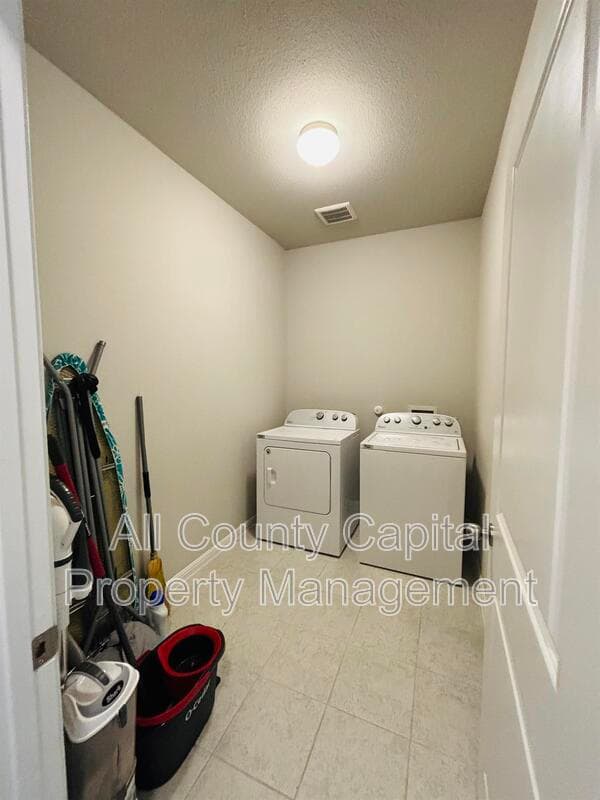 Manor House: 12605 Albatross Pass
