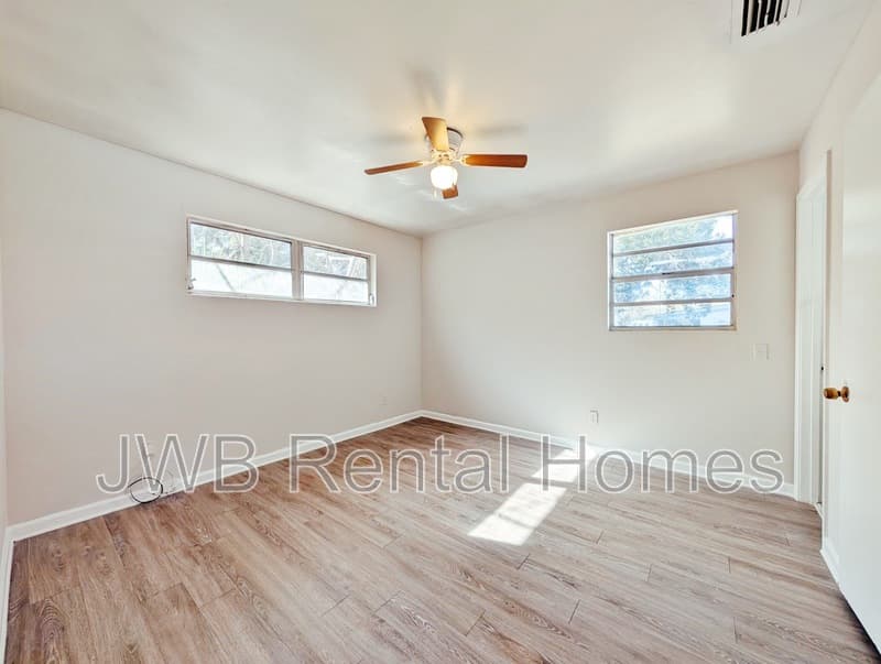 Jacksonville House: 2932 Searchwood Dr