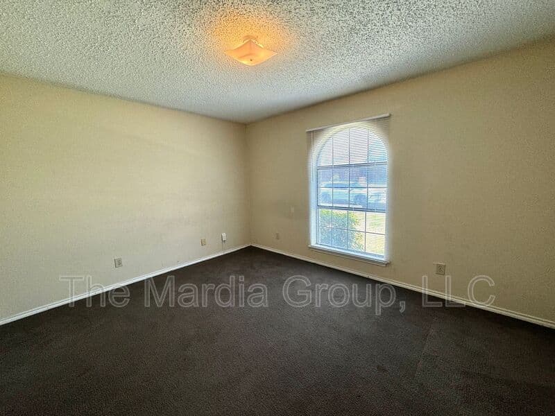 Dallas House: 13217 Fall Manor Dr