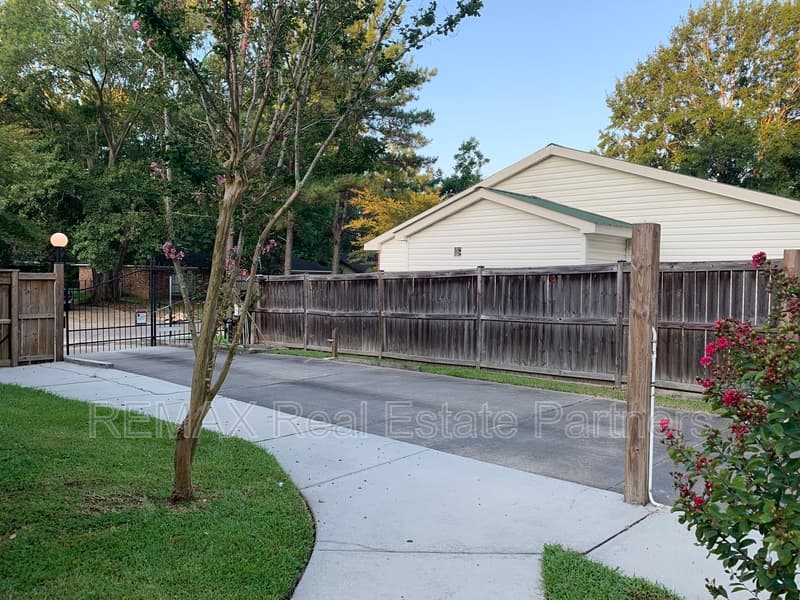 Hattiesburg Condo: 121 Lexington Dr