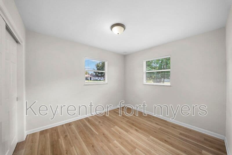 FORT MYERS House: 13049 FOURTH ST