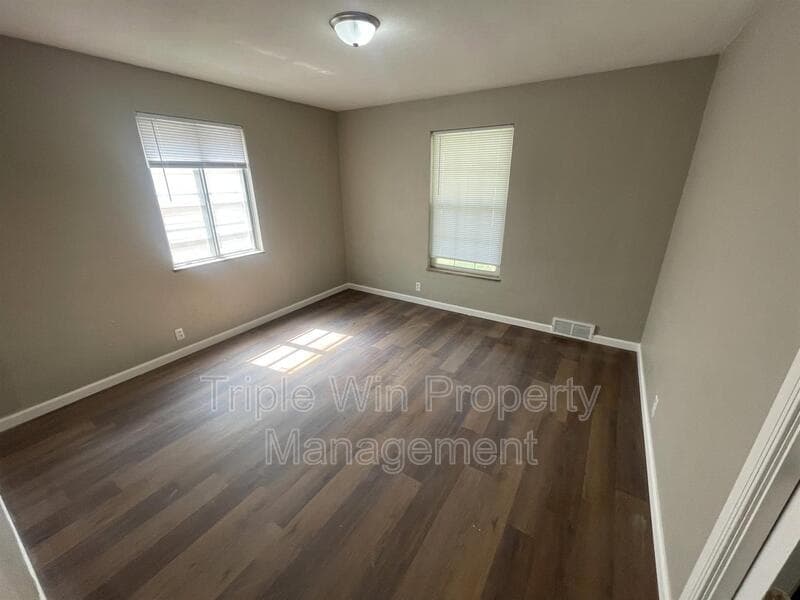 Saint Louis House: 7117 Forest Hill Dr