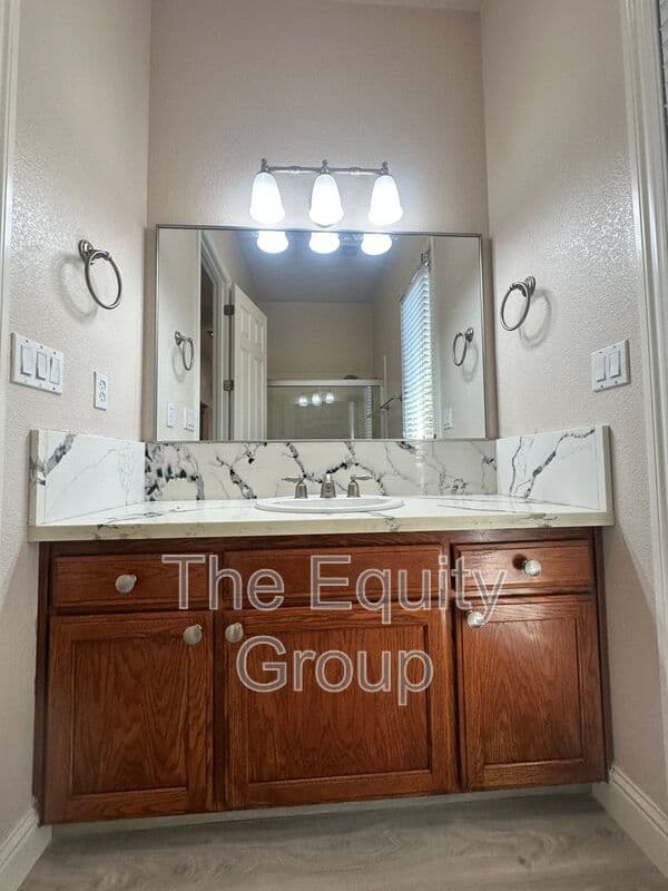 Visalia House: 239 North Preston St