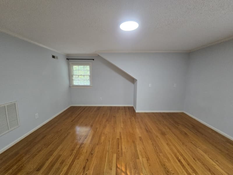 Raleigh House: 5516 Den Heider Way