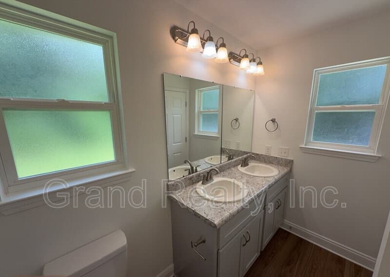 Milton Condo: 5098 Susan Street