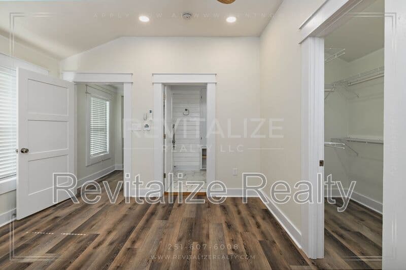 Mobile House: 80 Hathaway Rd N