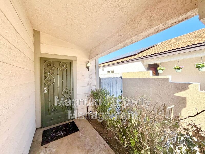 Murrieta House: 39752 Sunrose Dr