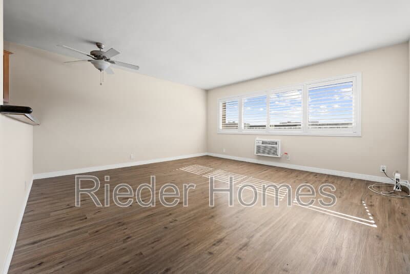 San Diego House: 6120 Decena Dr