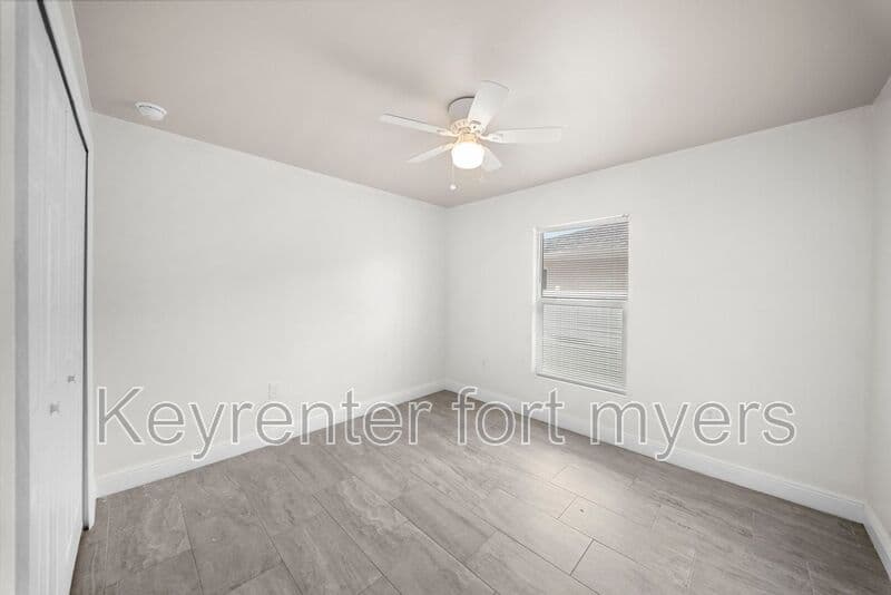 Fort Myers House: 2405 MAPLE AVE