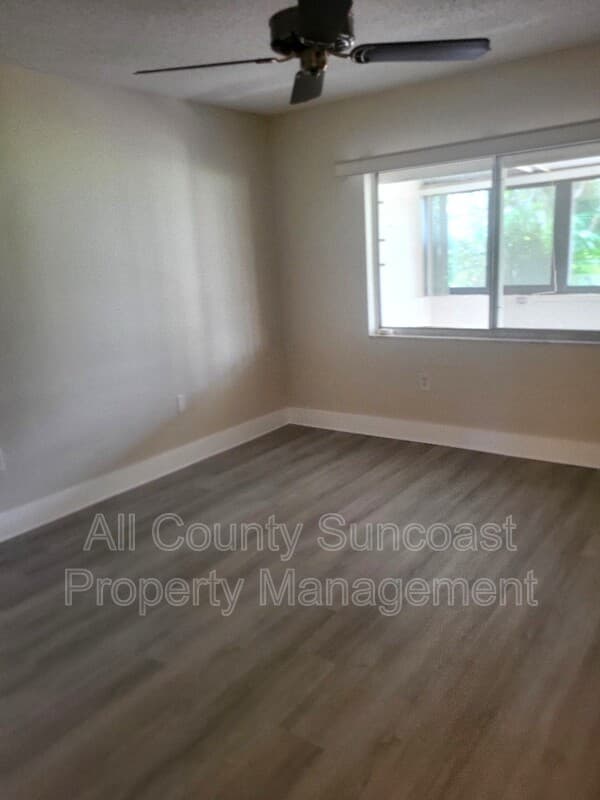 Largo Condo: 1211 11th Circle SE