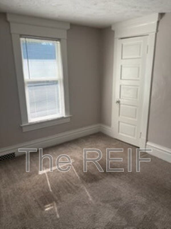 Lansing Condo: 513 North Magnolia Avenue 2nd Floor