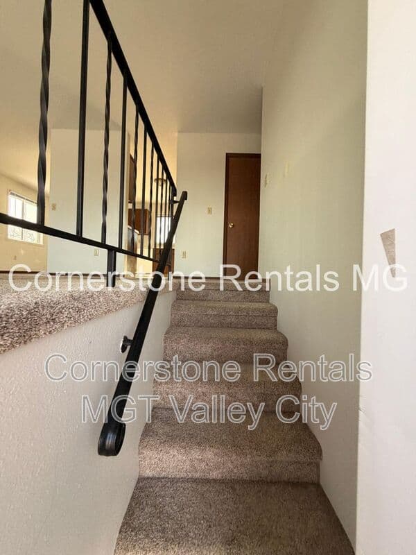 Valley City House: 1063 5th Ave NW