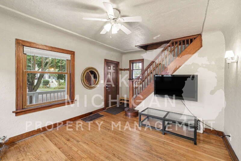 Grand Haven House: 212 N 3rd St