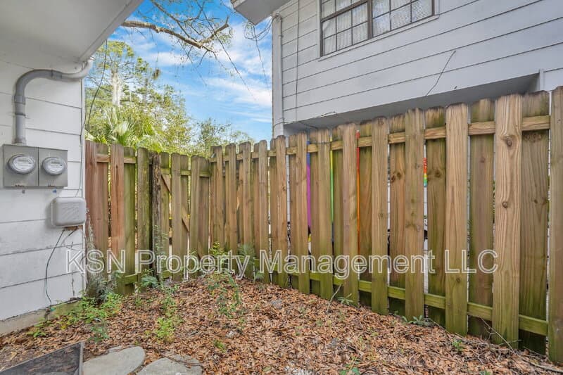 Savannah Townhome: 2220 East Victory Drive