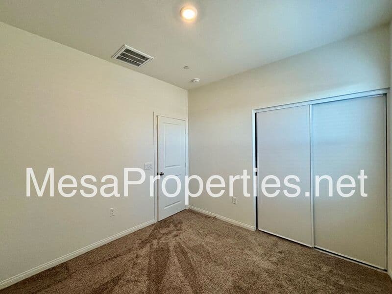 Victorville House: 10638 Sea Venture Way