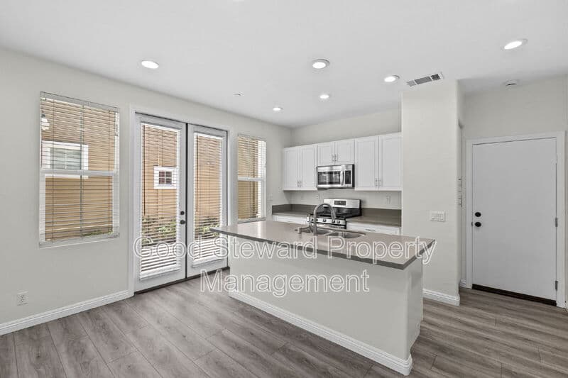 Ladera Ranch House: 6 Lindenwood Farm