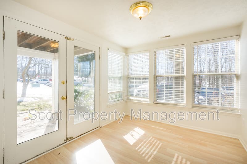 Edgewood Condo: 903 Woodbridge Court