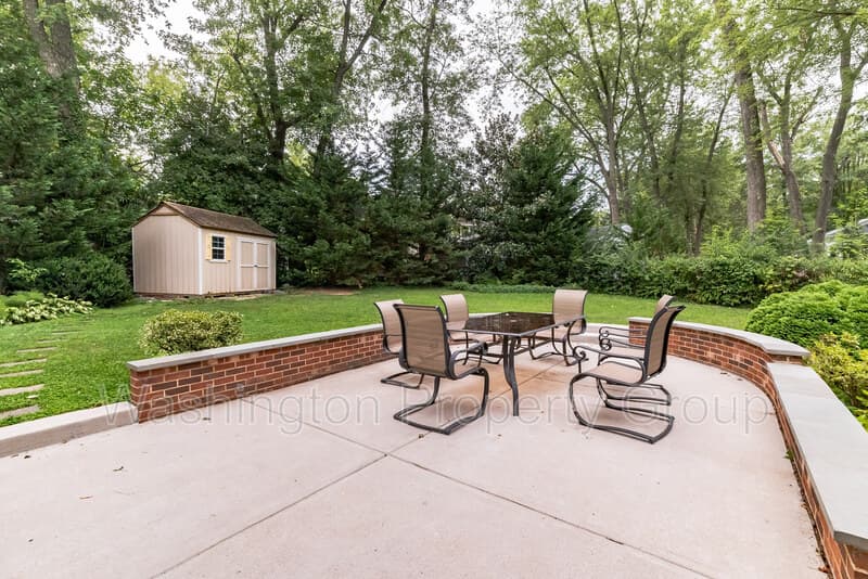 Fairfax House: 4232 Linden St