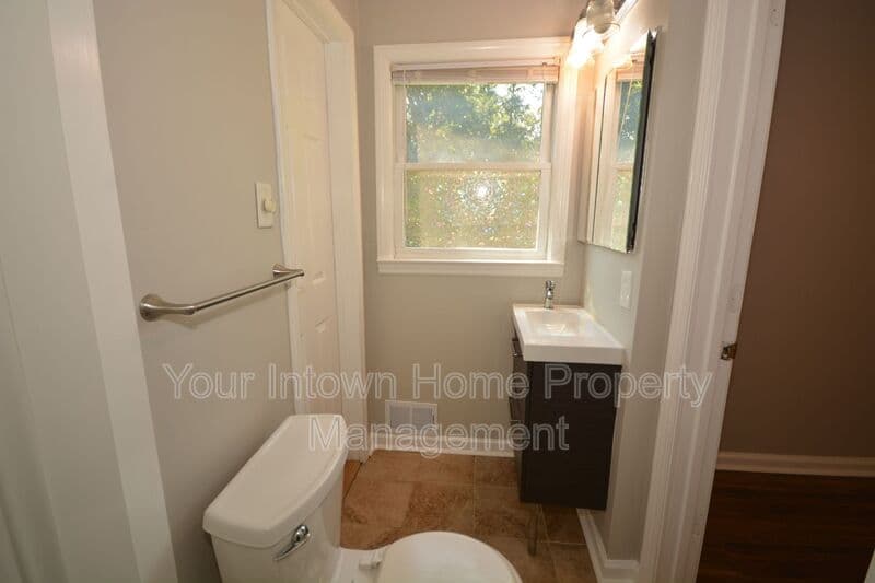 Atlanta House: 1864 Flintwood Dr Se