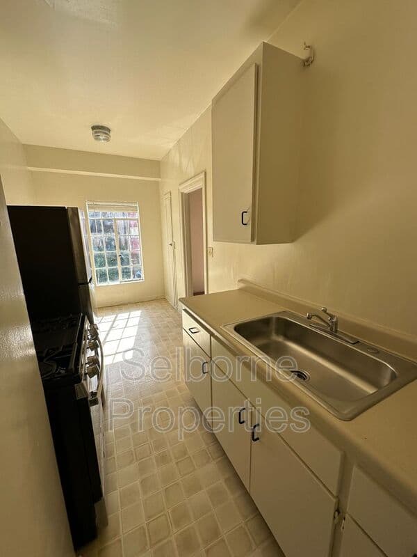 Oakland House: 2501 Ivy Drive