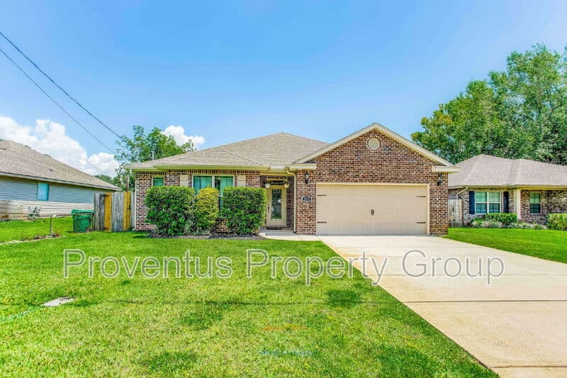 Mary Esther House: 215 Green Dr