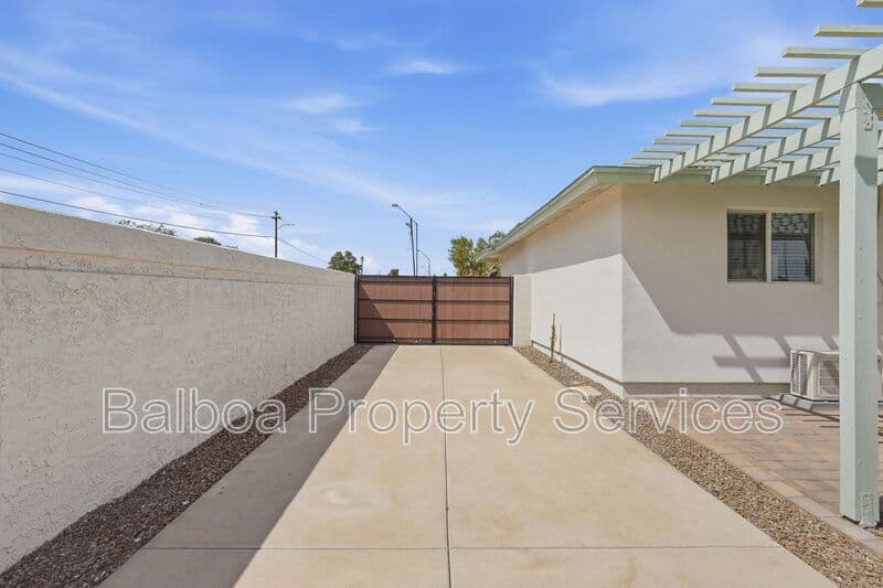 Gilbert House: 1 N Cottonwood Dr