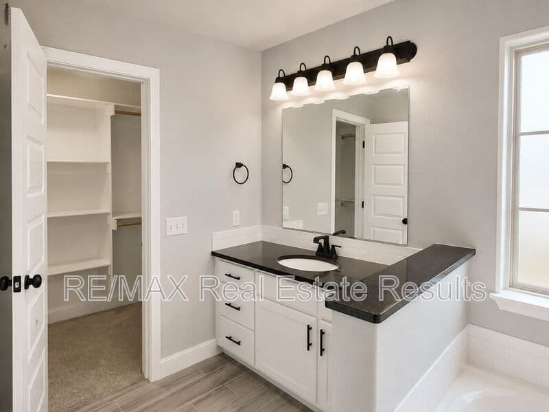 Bentonville House: 511 Melrose Pl