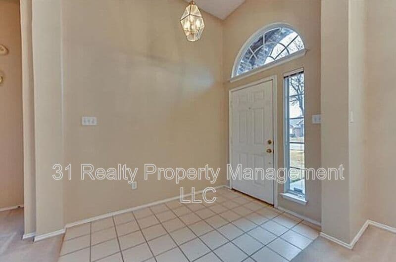 Arlington House: 214 E Lynn Creek Dr