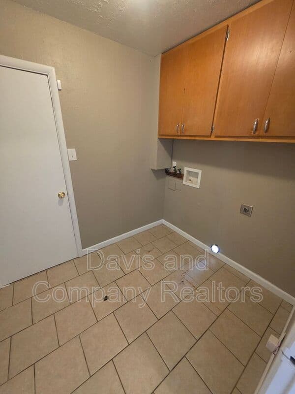 Midland House: 4210 Pasadena Dr