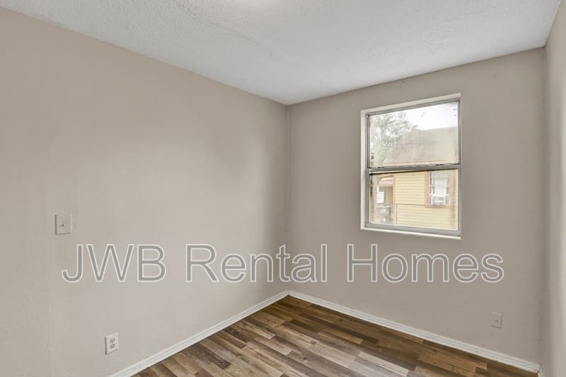 Jacksonville House: 1288 28th St W