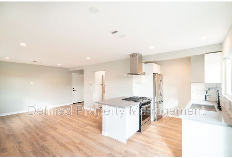 Los Angeles Condo: 5847 Willoughby Avenue