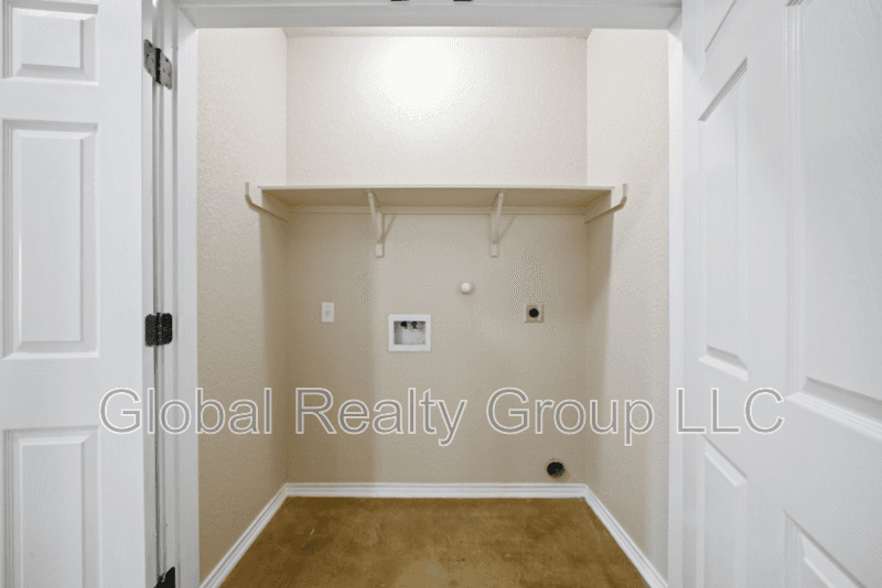 New Braunfels House: 161 S Krueger Ave