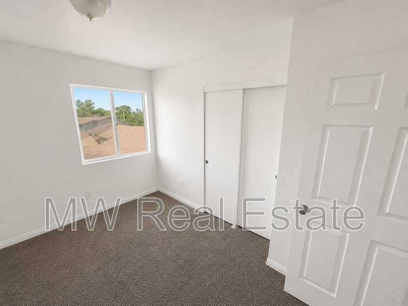 Los Angeles House: 238 E Venon Ave