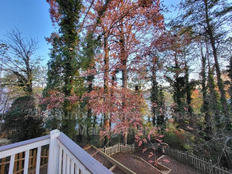 Lithonia House: 694 Shore View