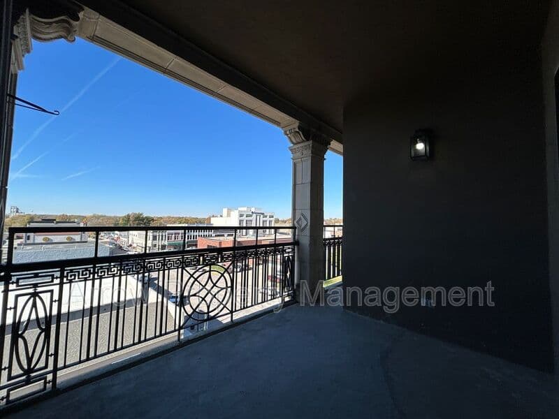 York House: 208 E 5