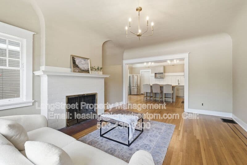 Portland House: 2249 E Burnside St