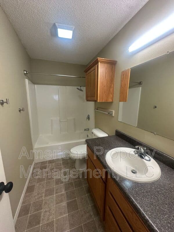 Bartlesville House: 4704 NE Wisconsin St