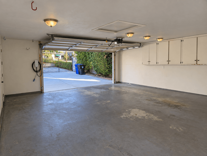 Montrose House: 2274 Luana Lane