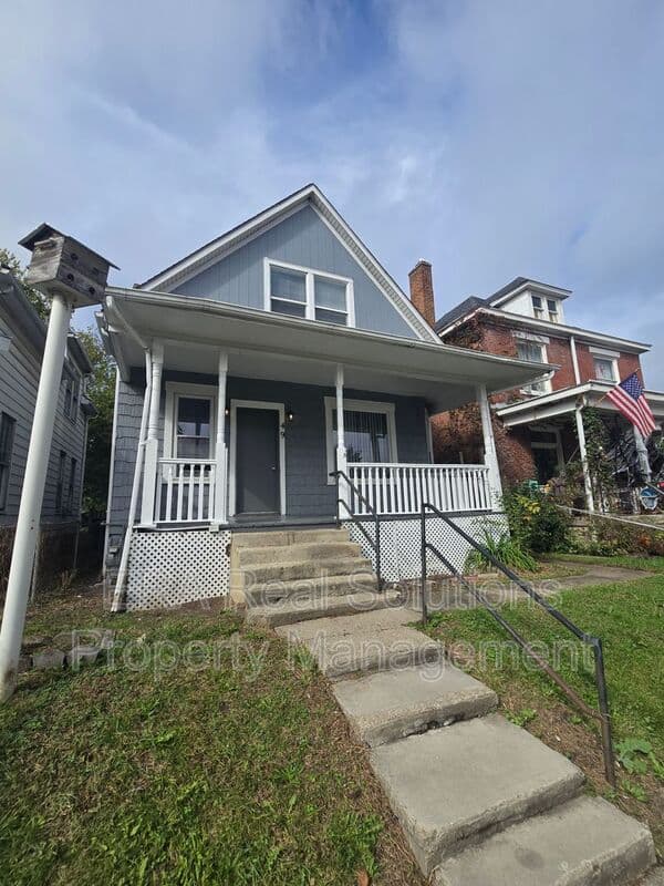 Columbus House: 49 S. Harris Avenue
