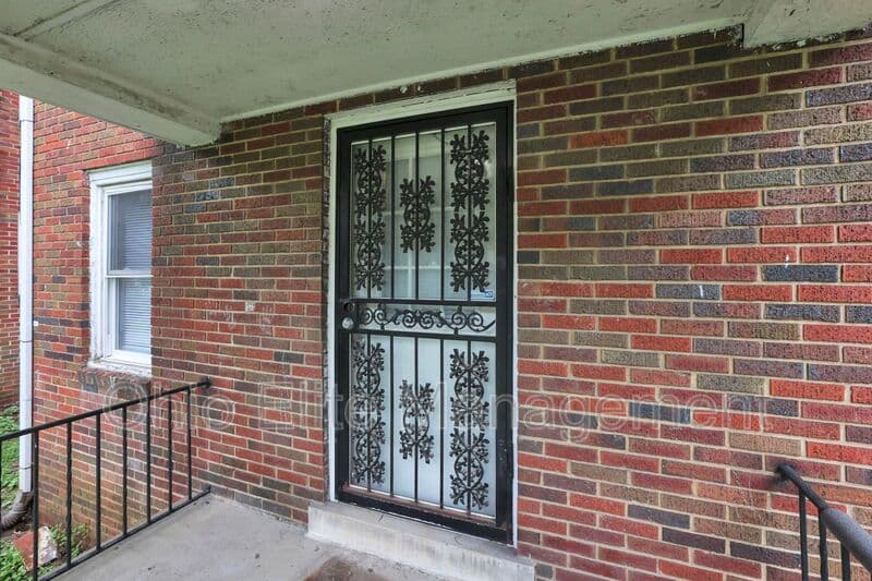Columbus House: 53 S Burgess Ave