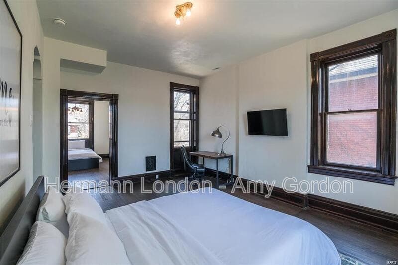 Saint Louis House: 3922 Castleman Avenue,