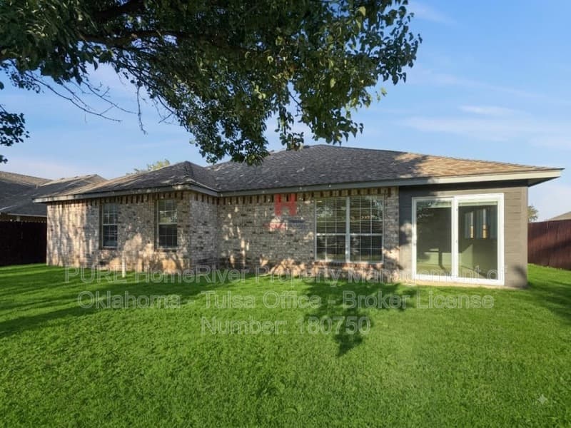 Collinsville House: 10736 E 120th St N