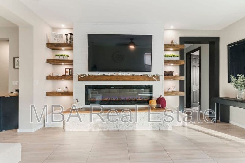 Laveen House: 6803 W Winston Dr