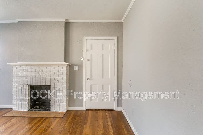 Fort Worth House: 3204 Rogers Avenue