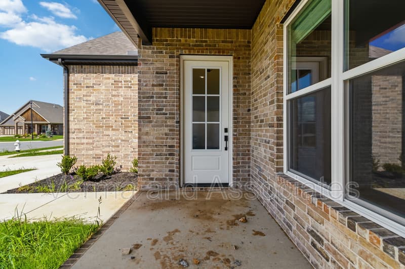 Centerton House: 980 Trestle Ln