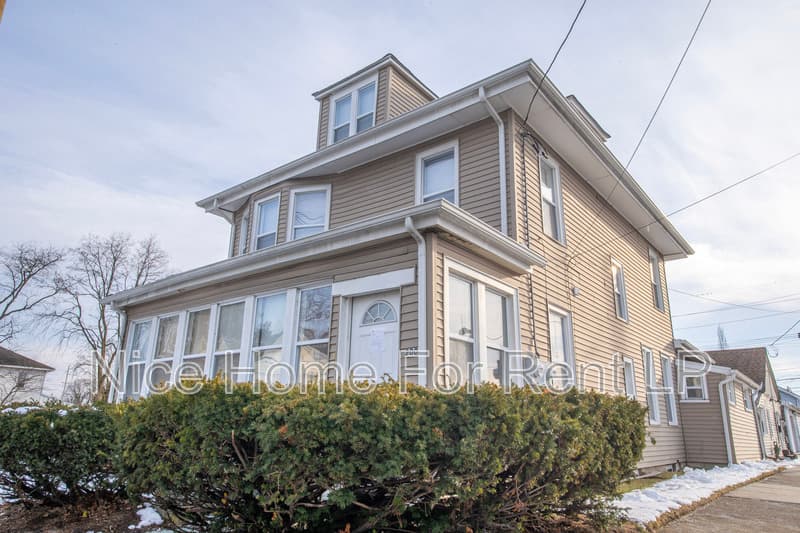 Hamilton Condo: 2001 Genesee St Gar.#11