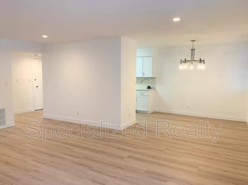 Studio City Condo: 12325 Moorpark St.