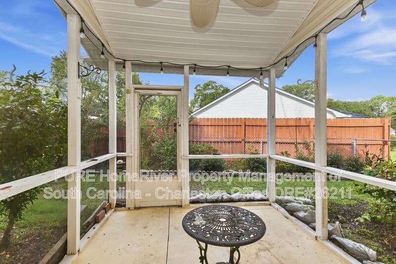 Summerville House: 108 Eaton Way