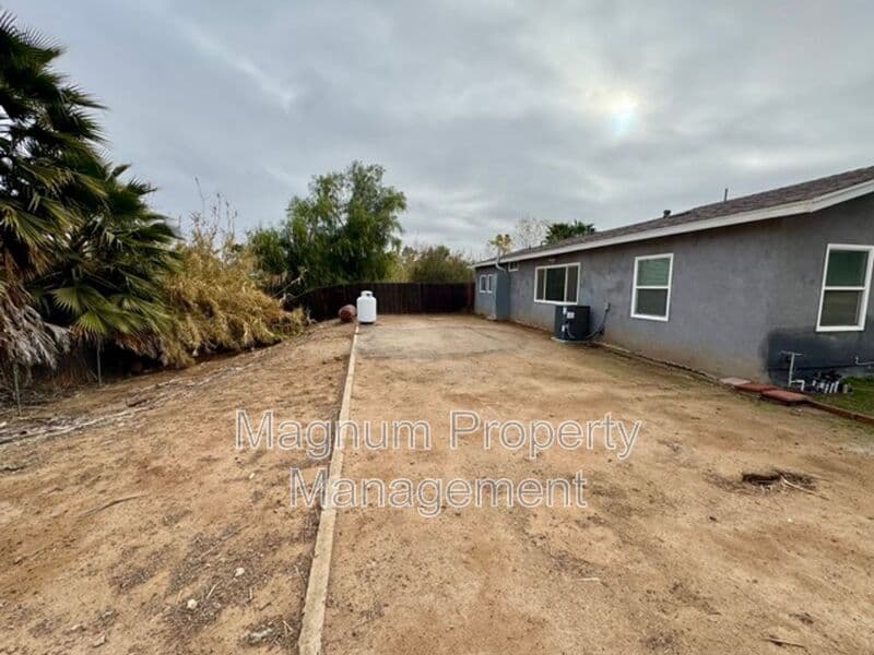 Perris House: 27300 Peach St